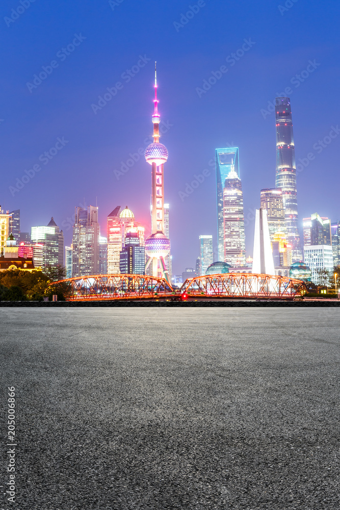 具有城市天际线背景的干净沥青路，中国上海