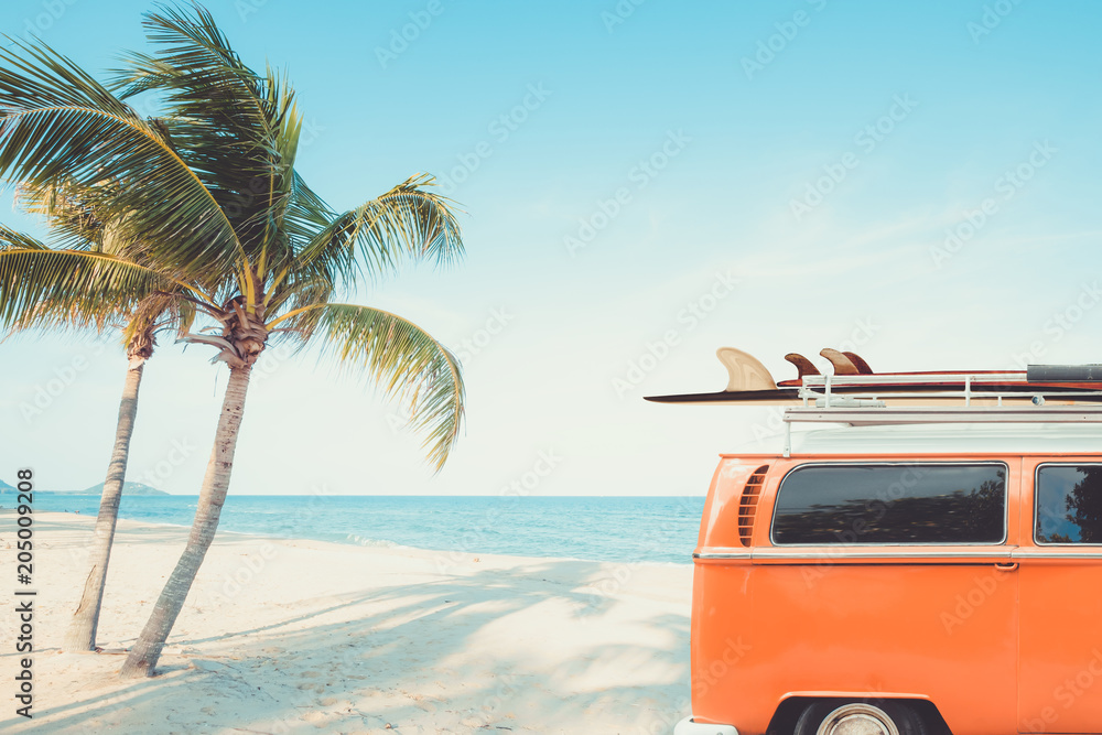 一辆停在热带海滩（海边）上的古董车，车顶上有冲浪板——休闲之旅