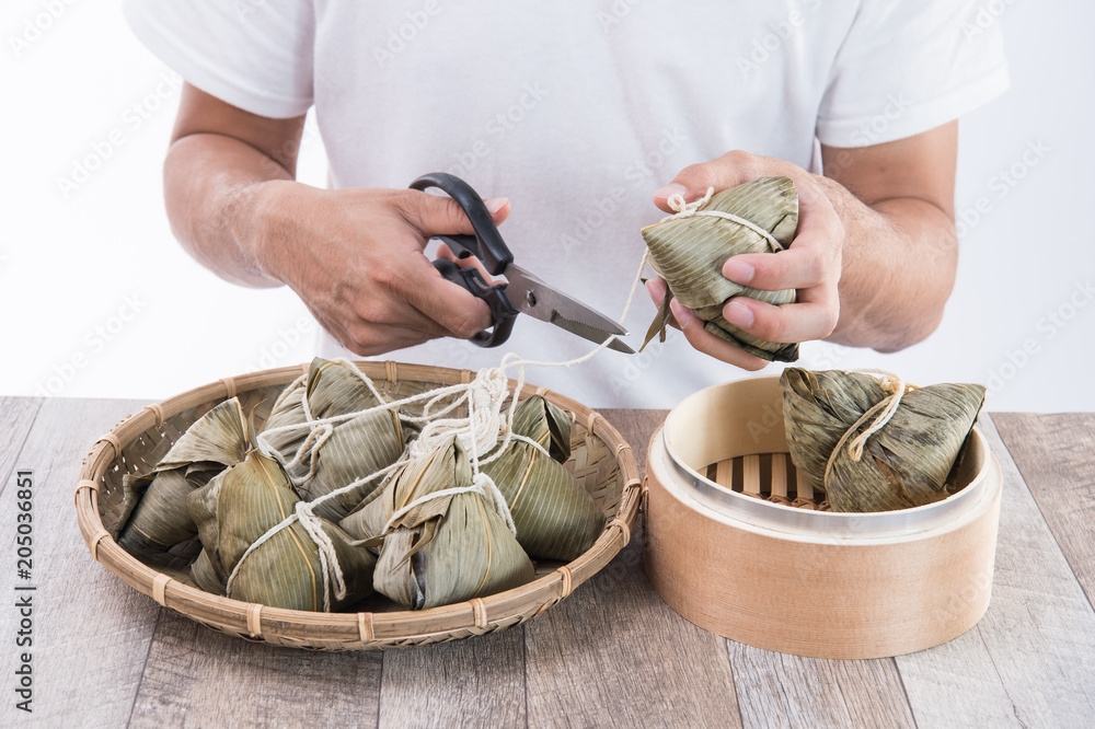端午节，一个男人要吃粽子，这是亚洲的传统食物