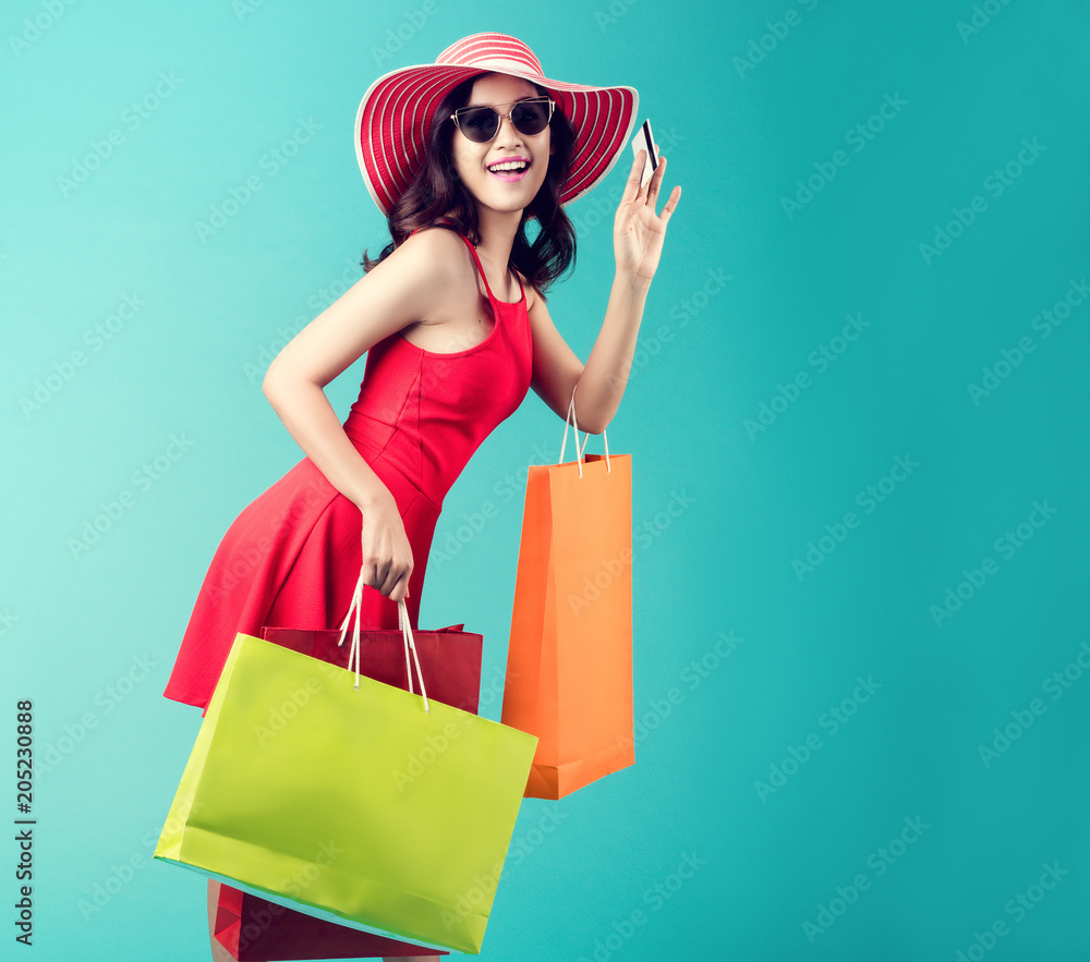 女人在购物夏天她用信用卡，喜欢购物。