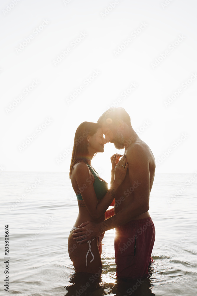 日落时分海上的浪漫情侣