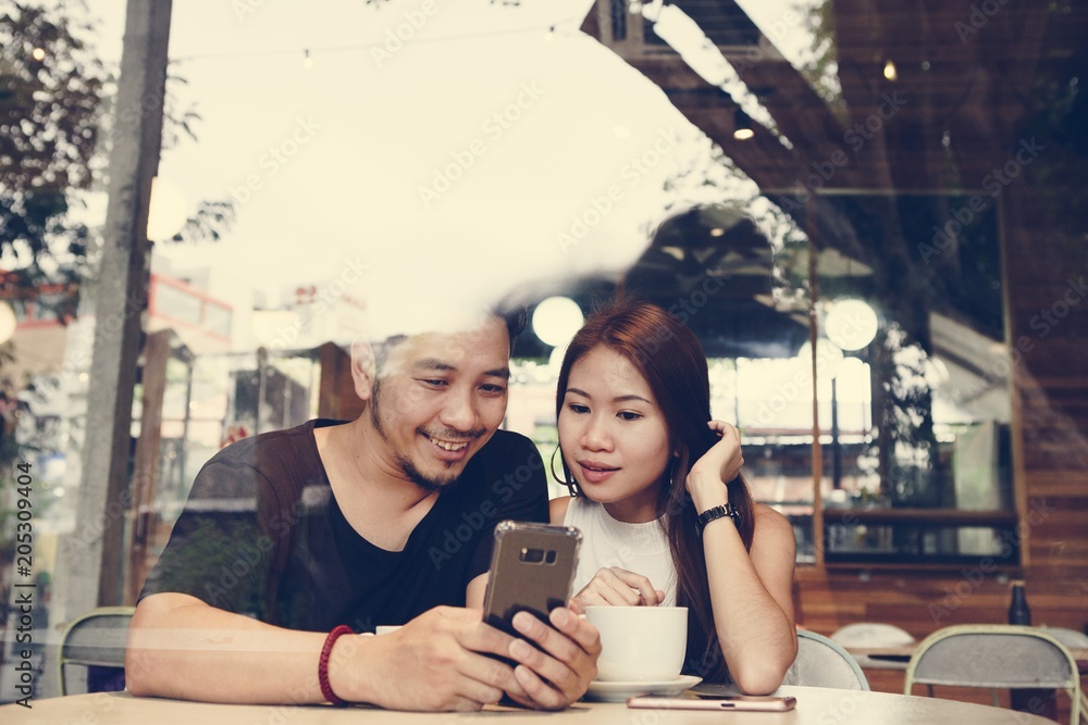 情侣在咖啡馆使用手机