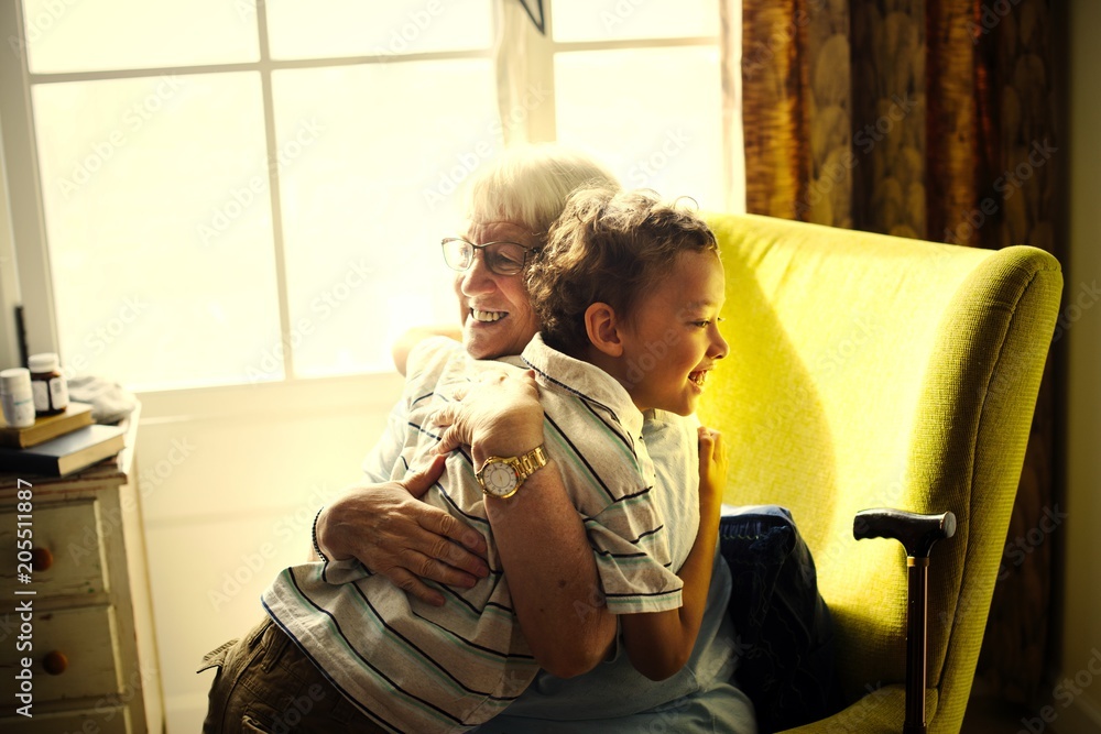 奶奶和孙子紧紧拥抱