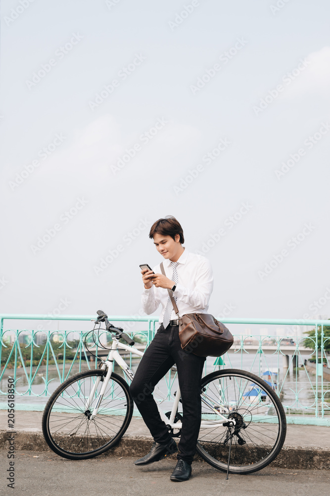 自行车和手机的年轻都市时尚