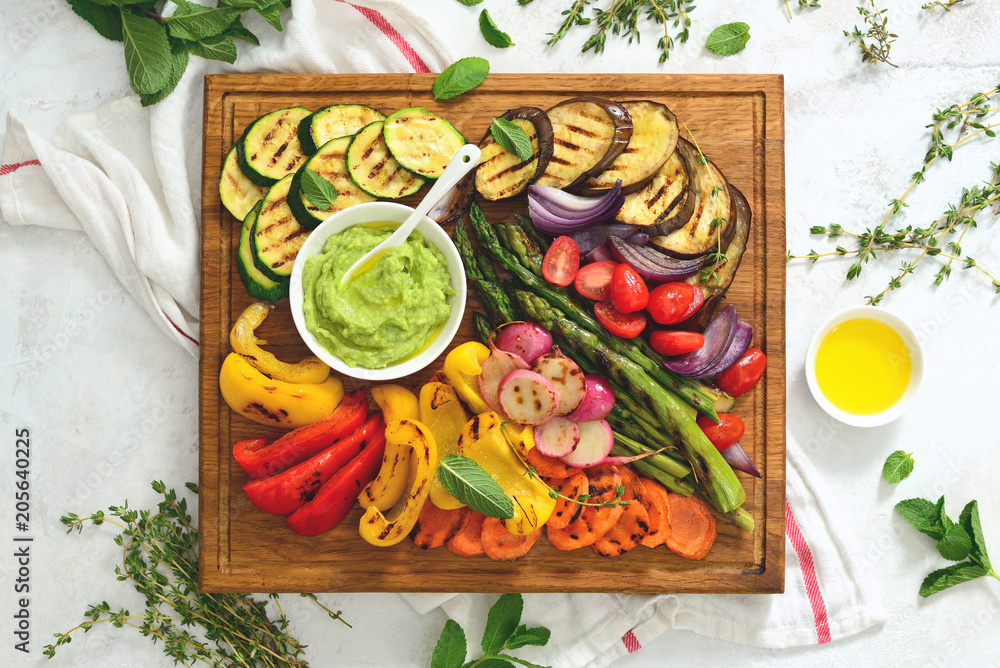 木板上的夏季烤蔬菜，俯视图