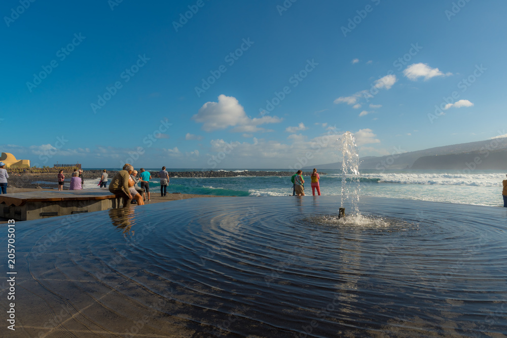 西班牙特内里费圣克鲁斯港-2018年2月26日：圣克鲁斯港海滩喷泉