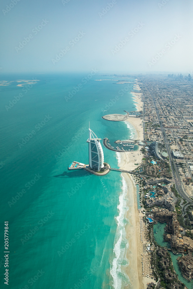 在一个阳光明媚的日子里俯瞰迪拜海岸线。
