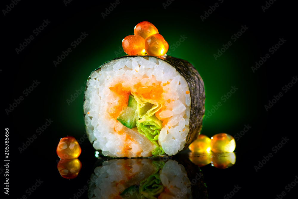 黑底寿司卷。寿司卷配金枪鱼、蔬菜、飞鱼籽和鱼子酱。