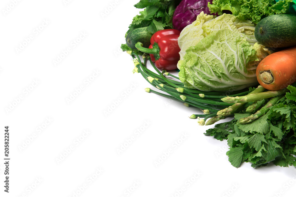 在白色、健康的有机绿色食品上关上一袋混合有机绿色蔬菜的绿色食品袋