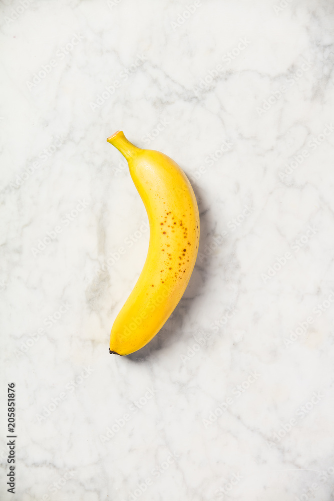 白色大理石桌子上的香蕉