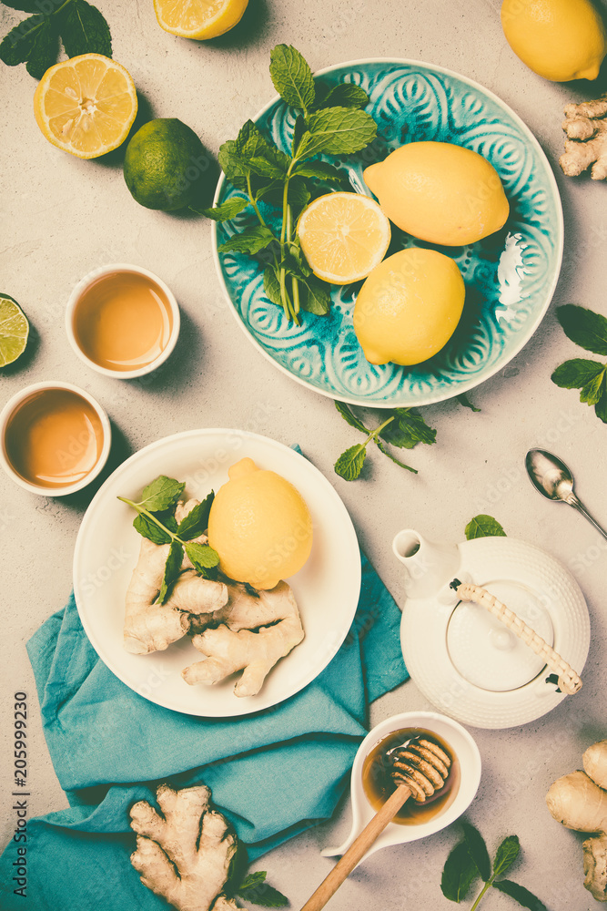 柠檬、蜂蜜和薄荷姜茶