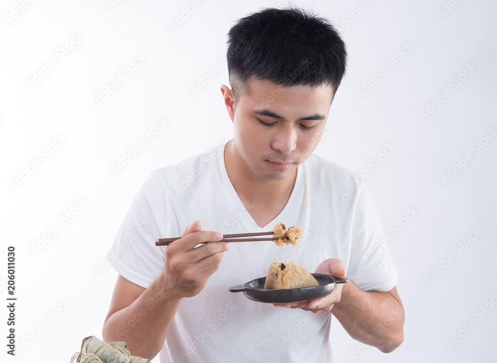 一个男人准备在端午节吃美味的粽子（粽子），这是亚洲传统节日