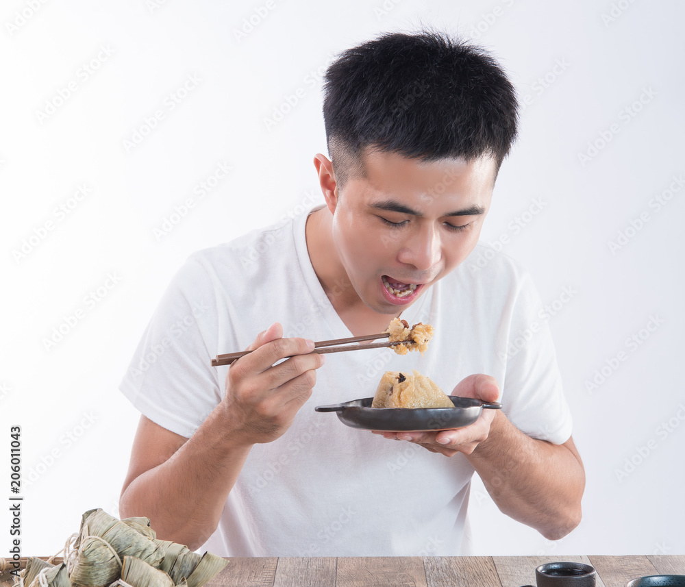 一个男人准备在端午节吃美味的粽子（粽子），这是亚洲传统的节日