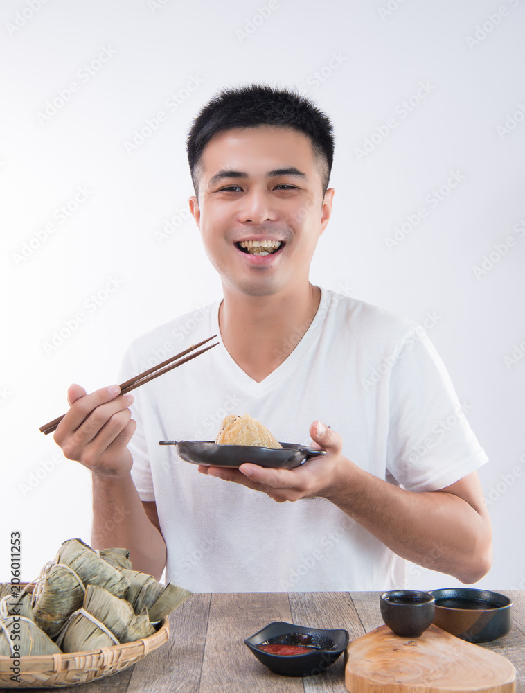 端午节，一个男人要吃美味的粽子，亚洲传统f