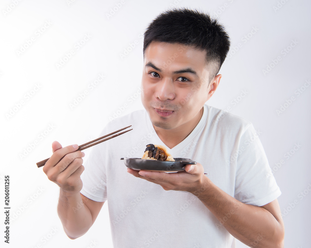 一个男人准备在端午节吃美味的粽子（粽子），这是亚洲传统节日