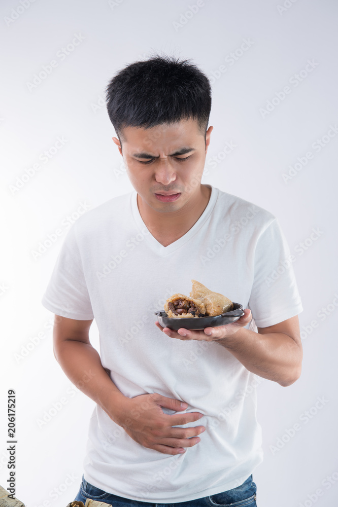 亚洲端午节，一名男子吃了美味的粽子后肚子疼
