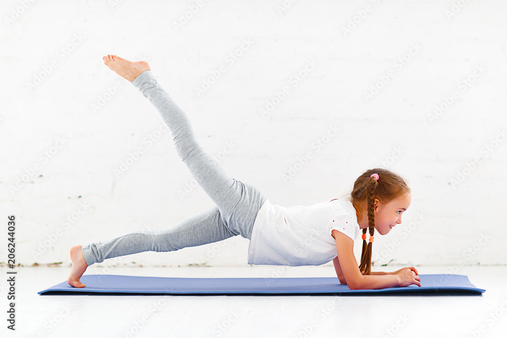 小女孩在健身房做瑜伽和体操