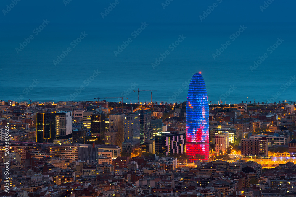 西班牙巴塞罗那，夜晚巴塞罗那城市摩天大楼和天际线的风景鸟瞰图。