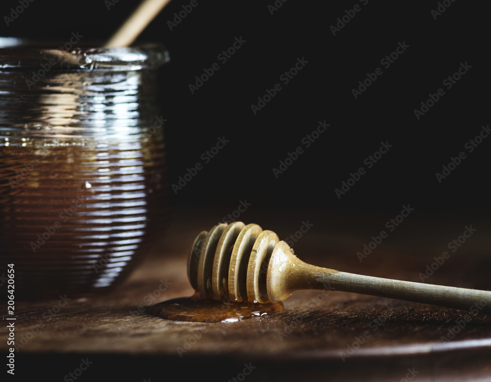 餐桌上的蜂蜜勺食物摄影食谱创意