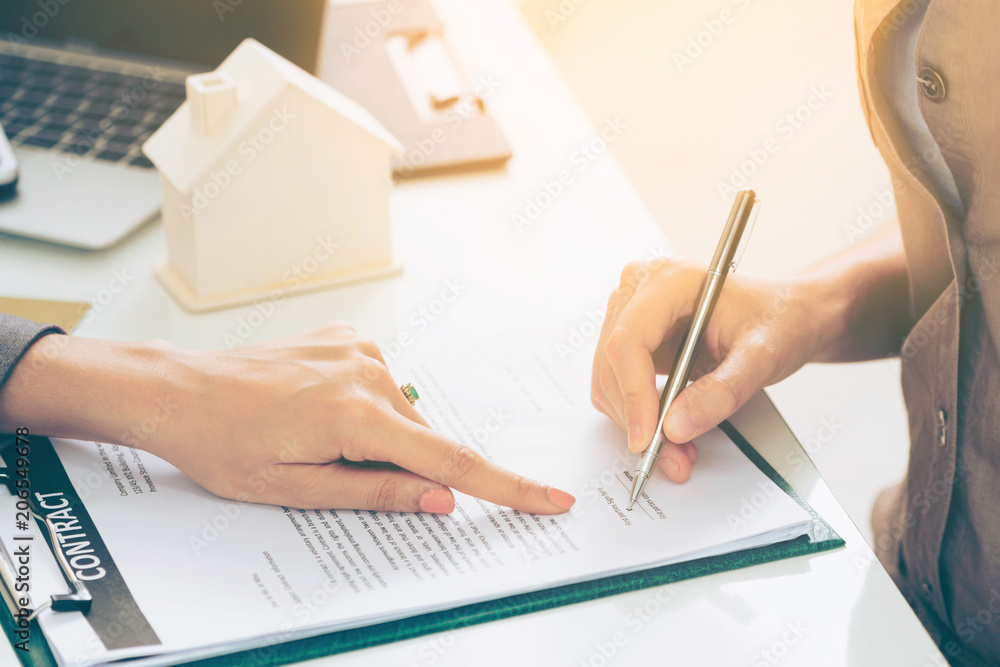 客户签署文件购买房屋和房地产