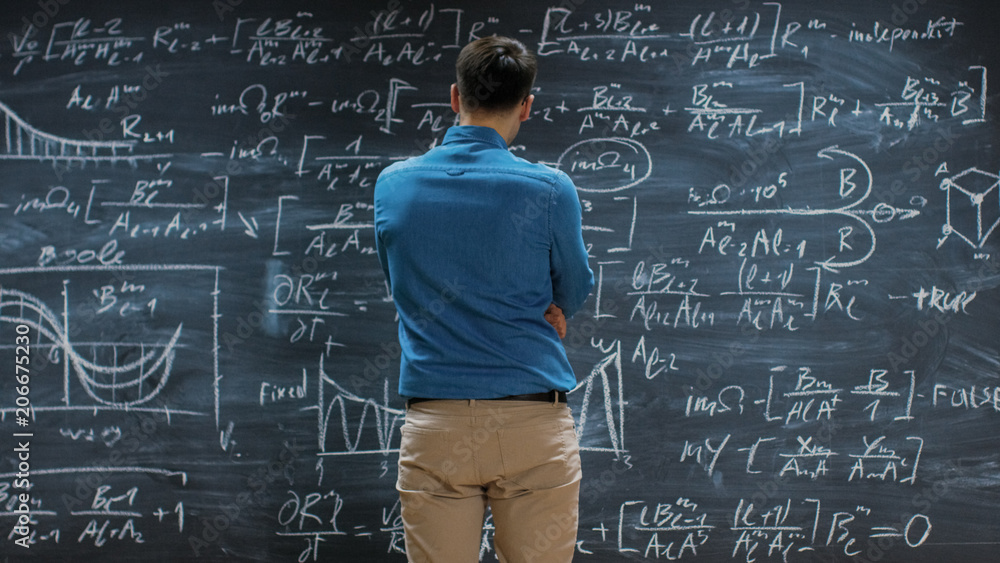 才华横溢的年轻数学家走近大黑板，思考解决长而复杂的方程