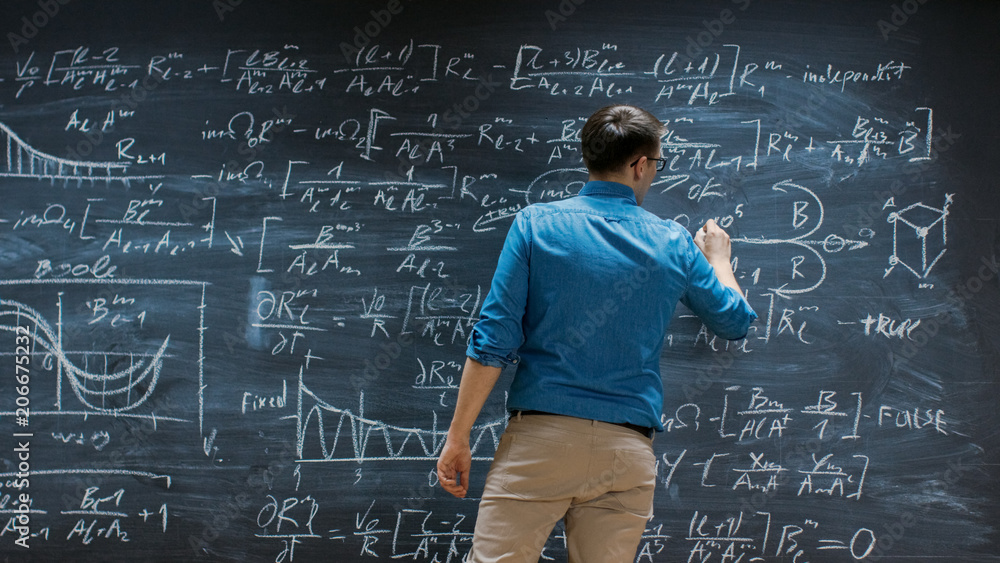 才华横溢的年轻数学家在大黑板上写作，思考解决长而复杂的问题