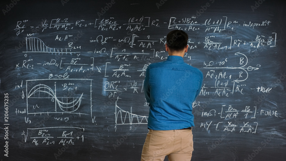才华横溢的年轻数学家走近大黑板，思考求解复杂的长方程
