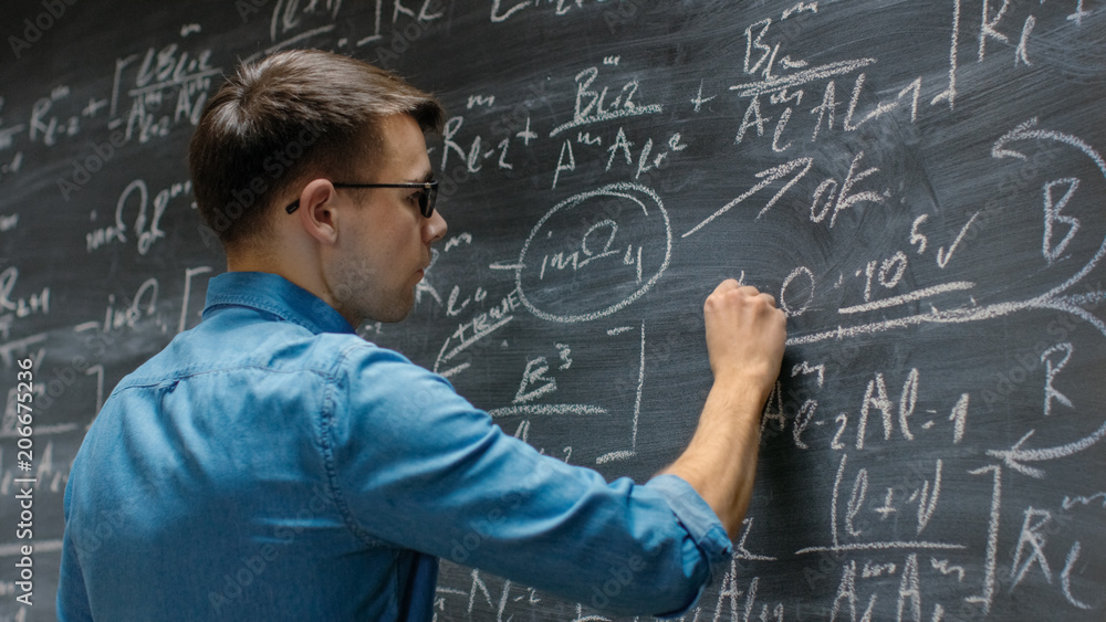 才华横溢的年轻数学家走近大黑板，完成了复杂数学的写作