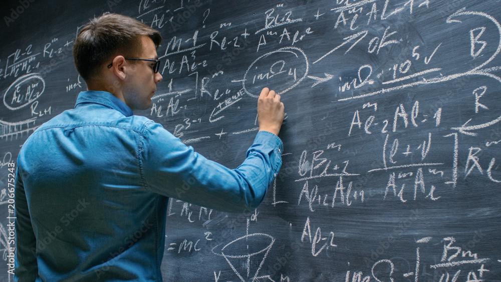 才华横溢的年轻数学家走近大黑板，完成复杂数学的写作