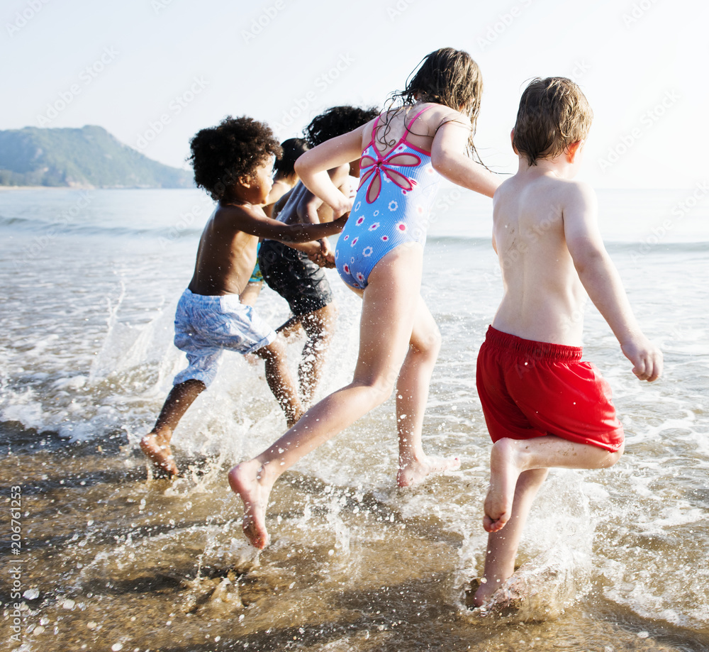 孩子们在海滩上玩得很开心