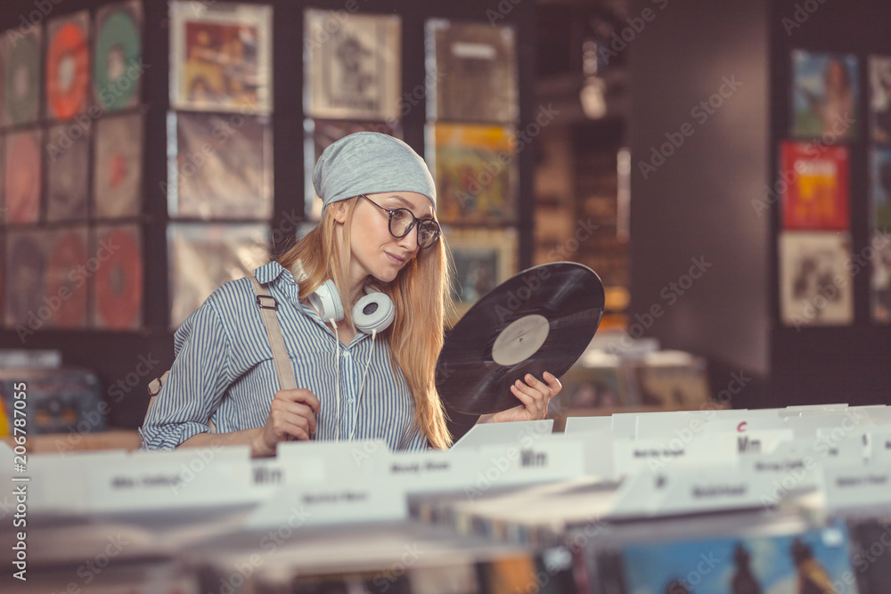 黑胶唱片店的年轻女孩
