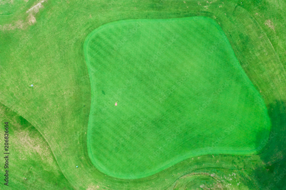 美丽的绿色高尔夫球场鸟瞰图，抽象的草地背景