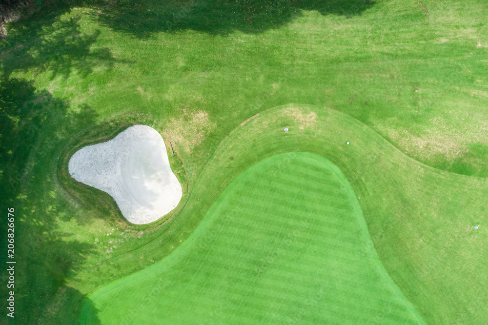 美丽的绿色高尔夫球场鸟瞰图