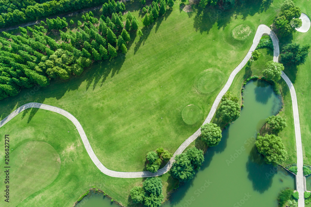 美丽的绿色高尔夫球场鸟瞰图