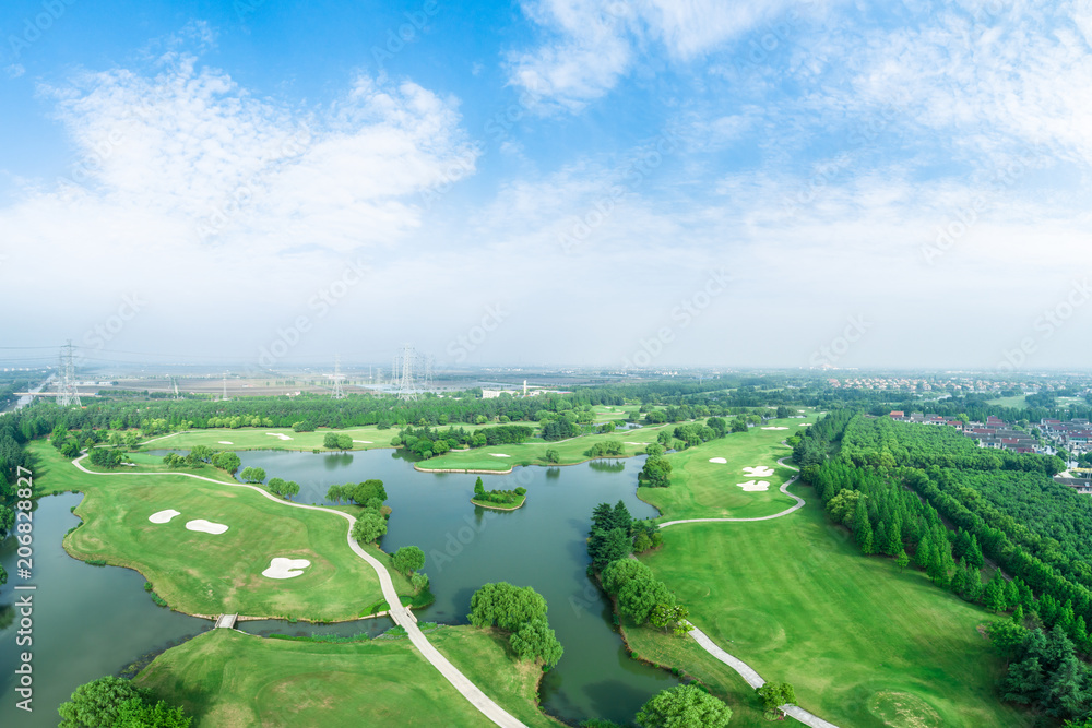 美丽的绿色高尔夫球场鸟瞰图，全景
