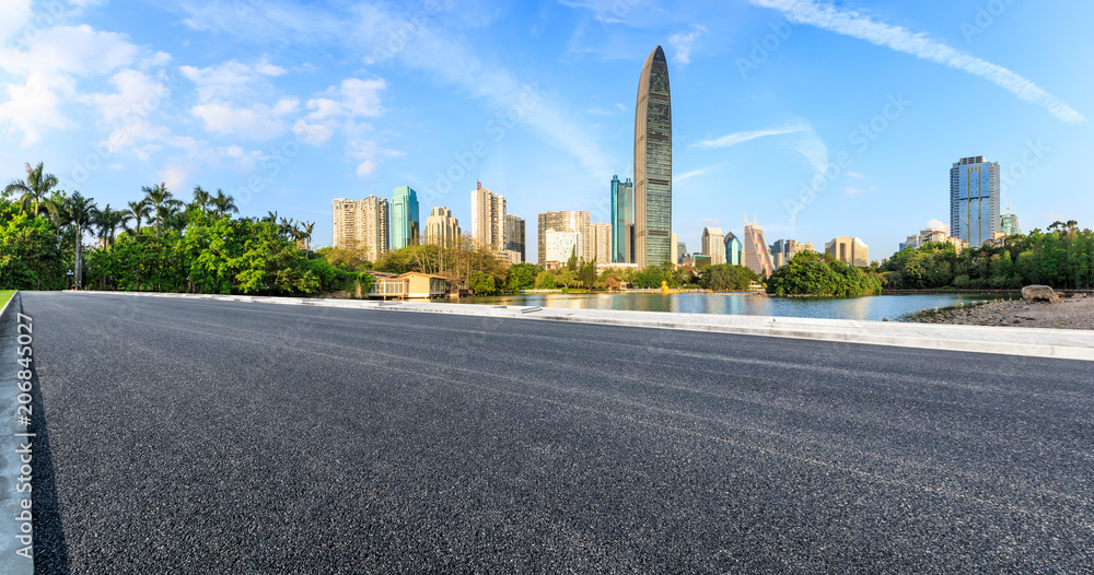 中国深圳空旷的柏油路和现代城市天际线