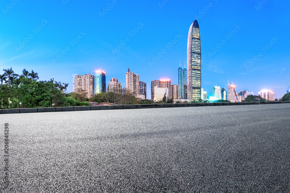 中国深圳夜晚的沥青路和现代城市天际线