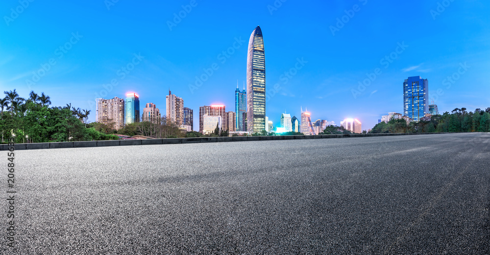 中国深圳夜晚的沥青公路和现代城市天际线