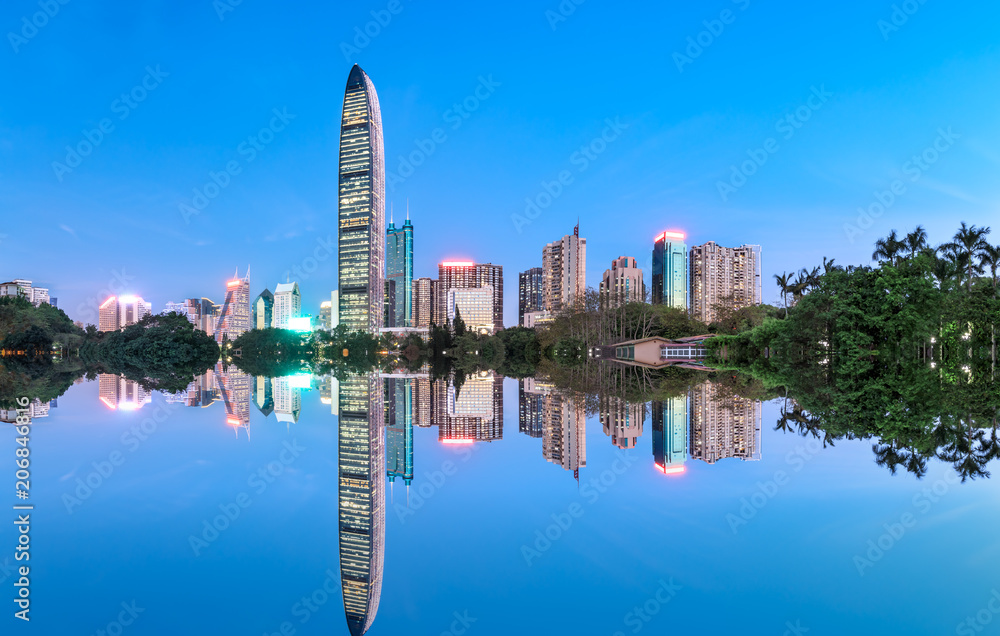 中国深圳现代城市天际线和夜晚的湖景