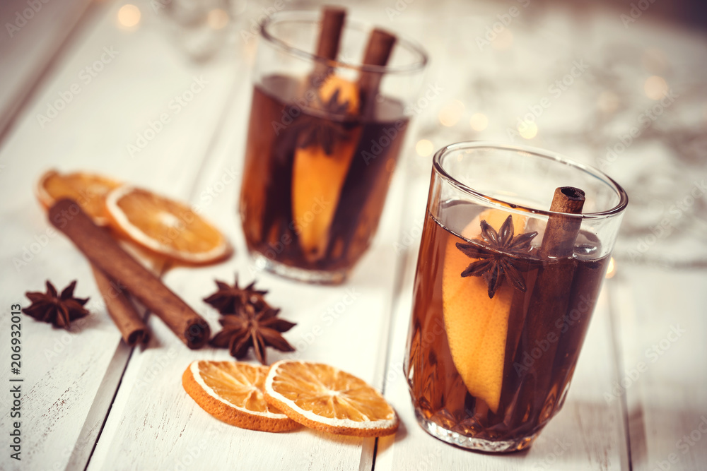 新年晚会夜晚庆祝活动中的穆勒酒，秋天和胜利的美味圣诞饮料