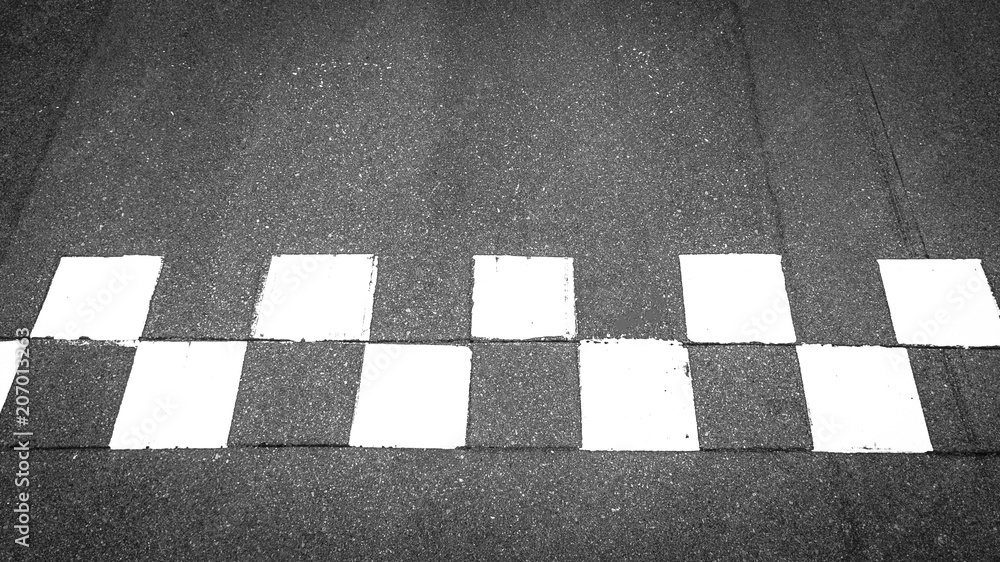 大奖赛街道赛道上的起点和终点赛车线沥青，赛车上的方格线