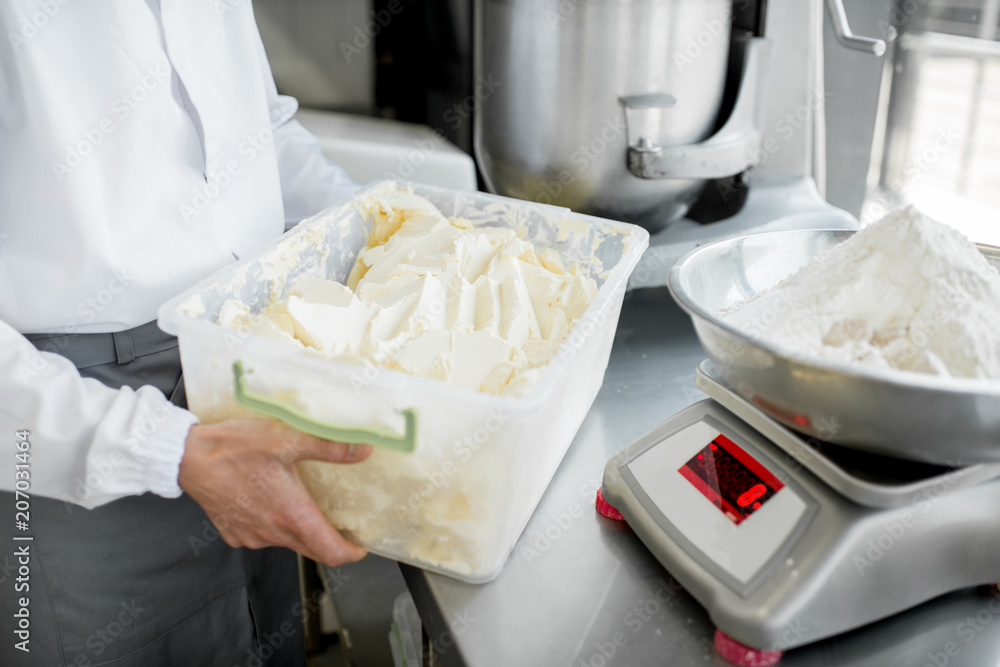 面包制造商的装有黄油和糕点配料的人用糖果容器