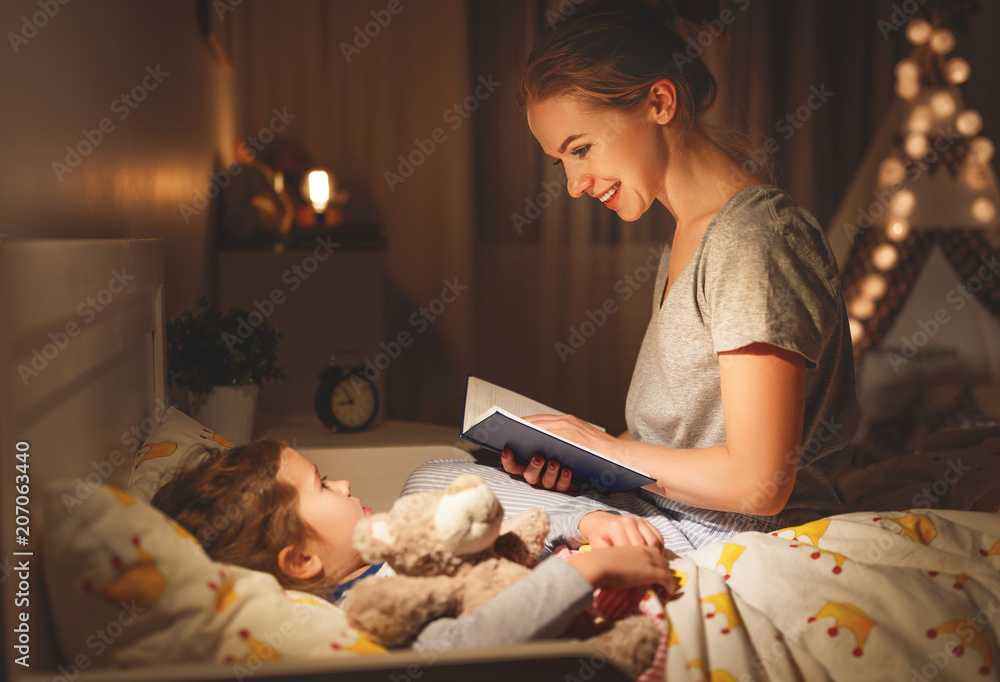 妈妈和孩子睡觉前在床上看书。