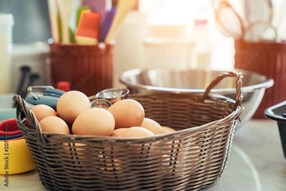厨房桌子上篮子里的鸡蛋特写，为制作面包房做准备