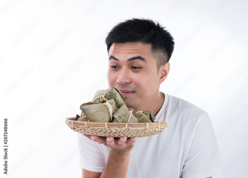 一个男人准备在端午节吃美味的粽子，亚洲传统美食