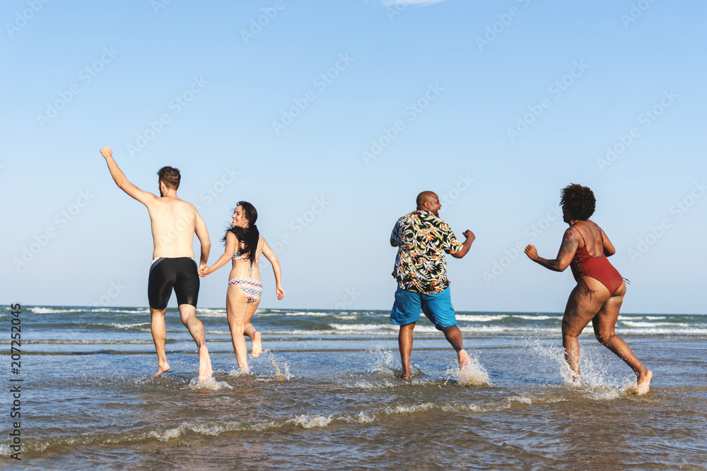 不同的朋友在海滩上玩得很开心