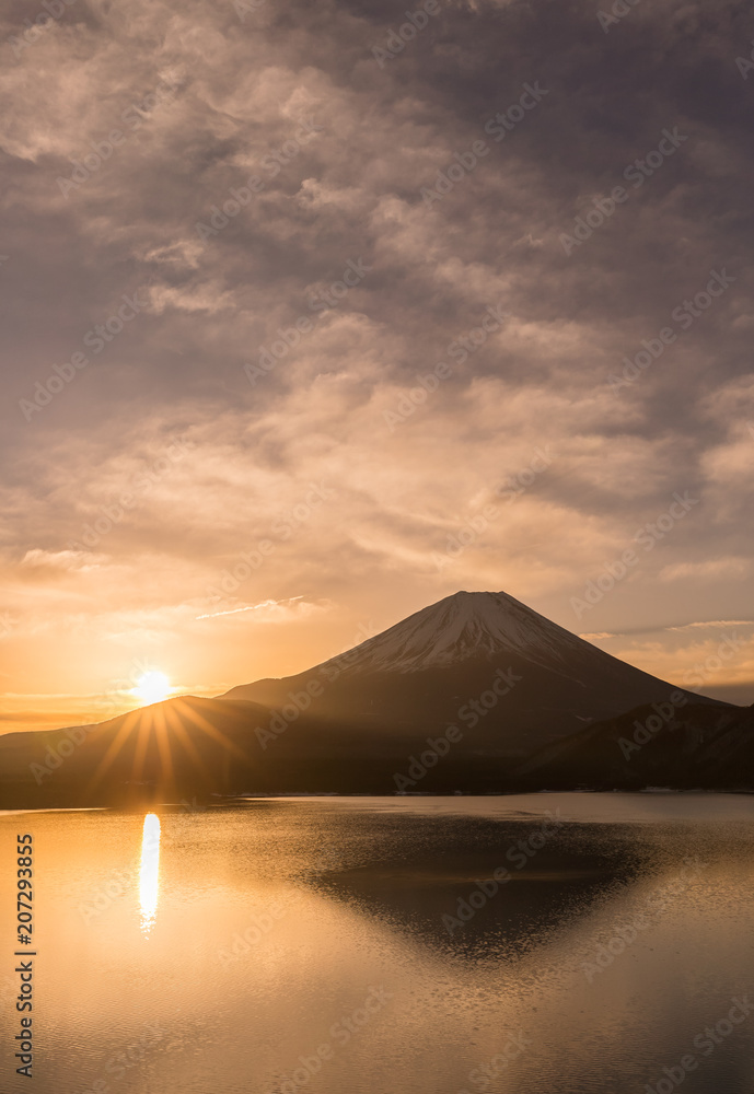 富士山和Motosu湖，冬季日出充足