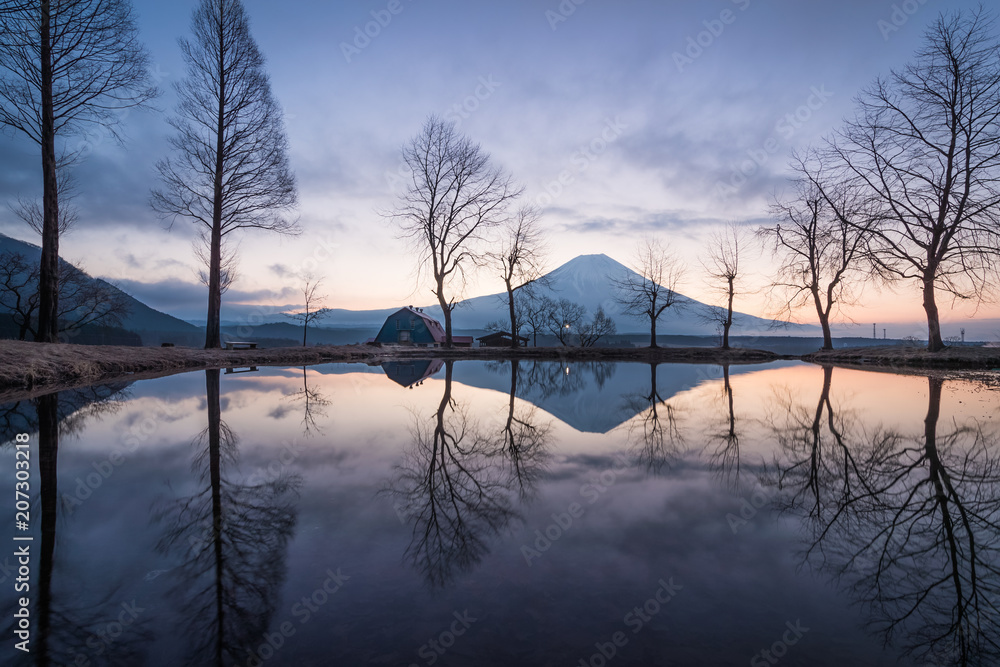 静冈县富士宫富茂帕拉露营地清晨的富士山
