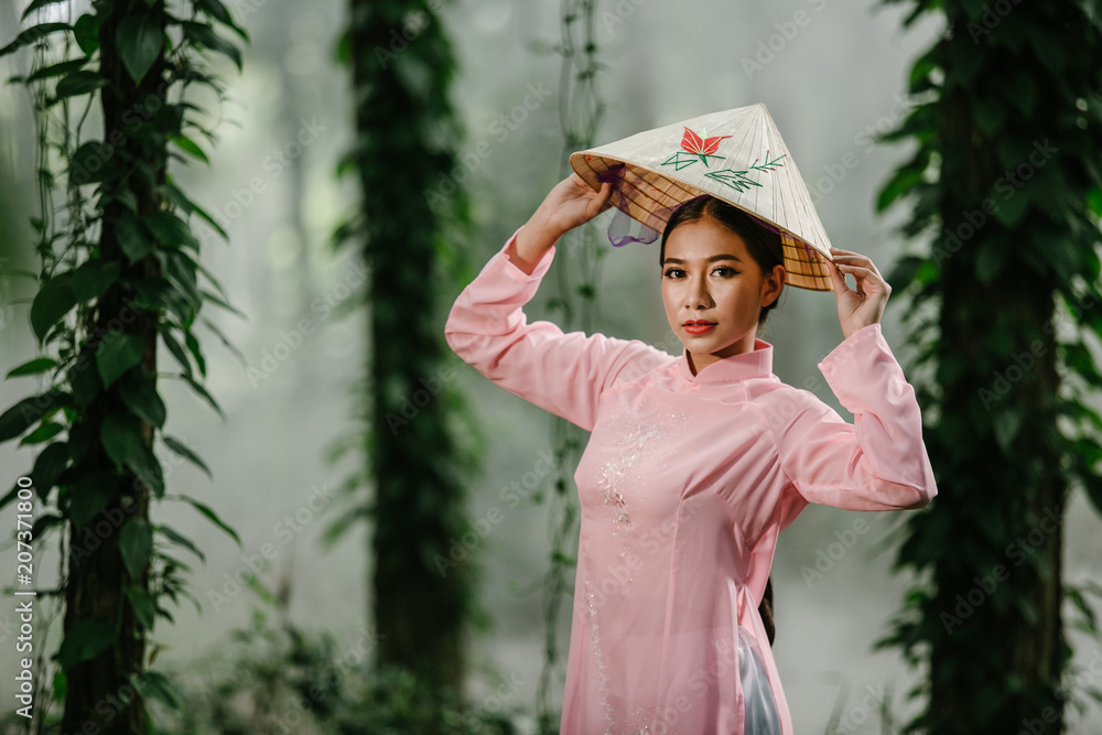 越南传统服饰美女