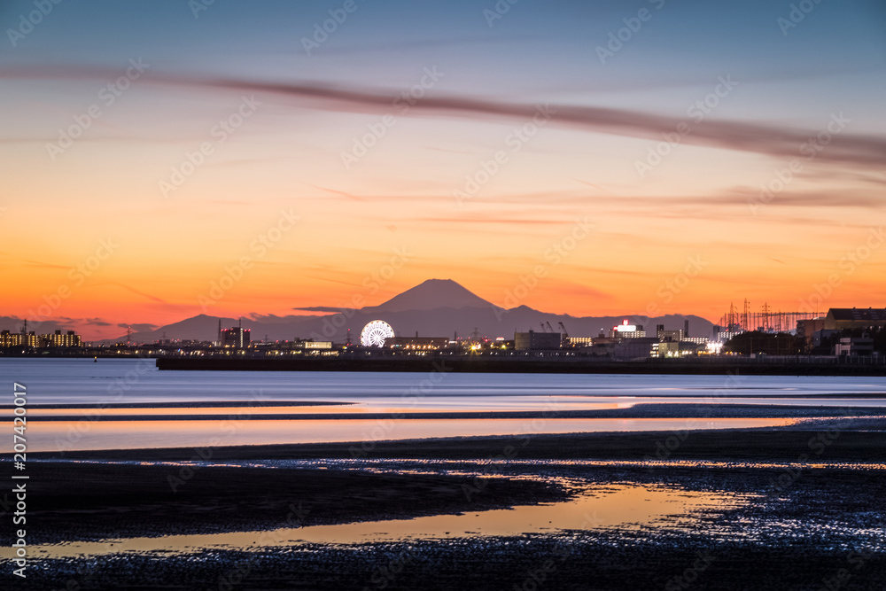 富士山和日落时的东京湾